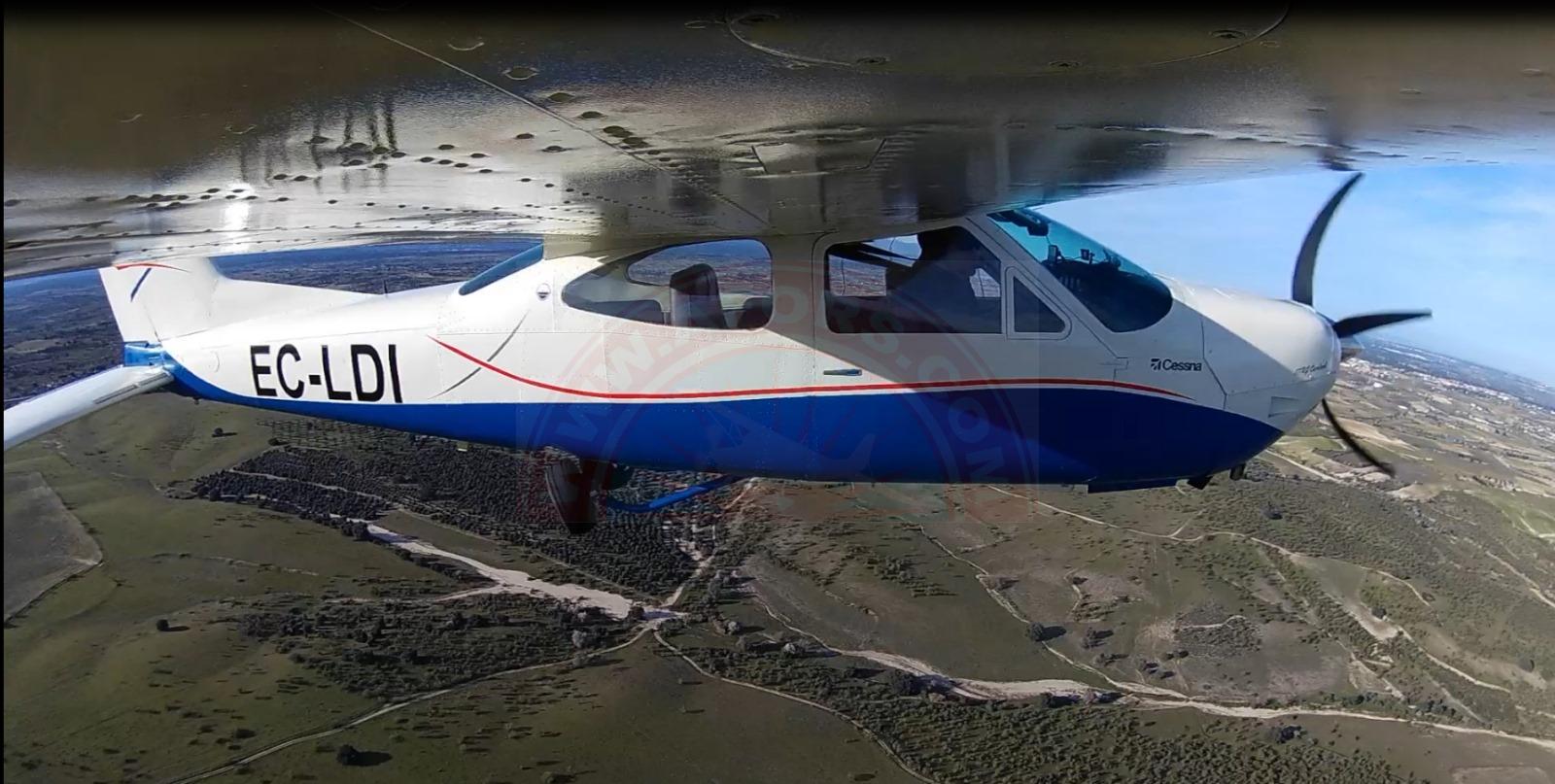 The sun shines on the mountains and trees (by Adam Kool on Unsplash)